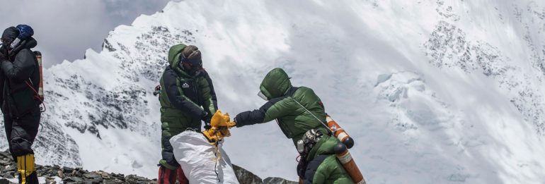 Everest demands cleanliness: climbers will be obliged to clean up after themselves